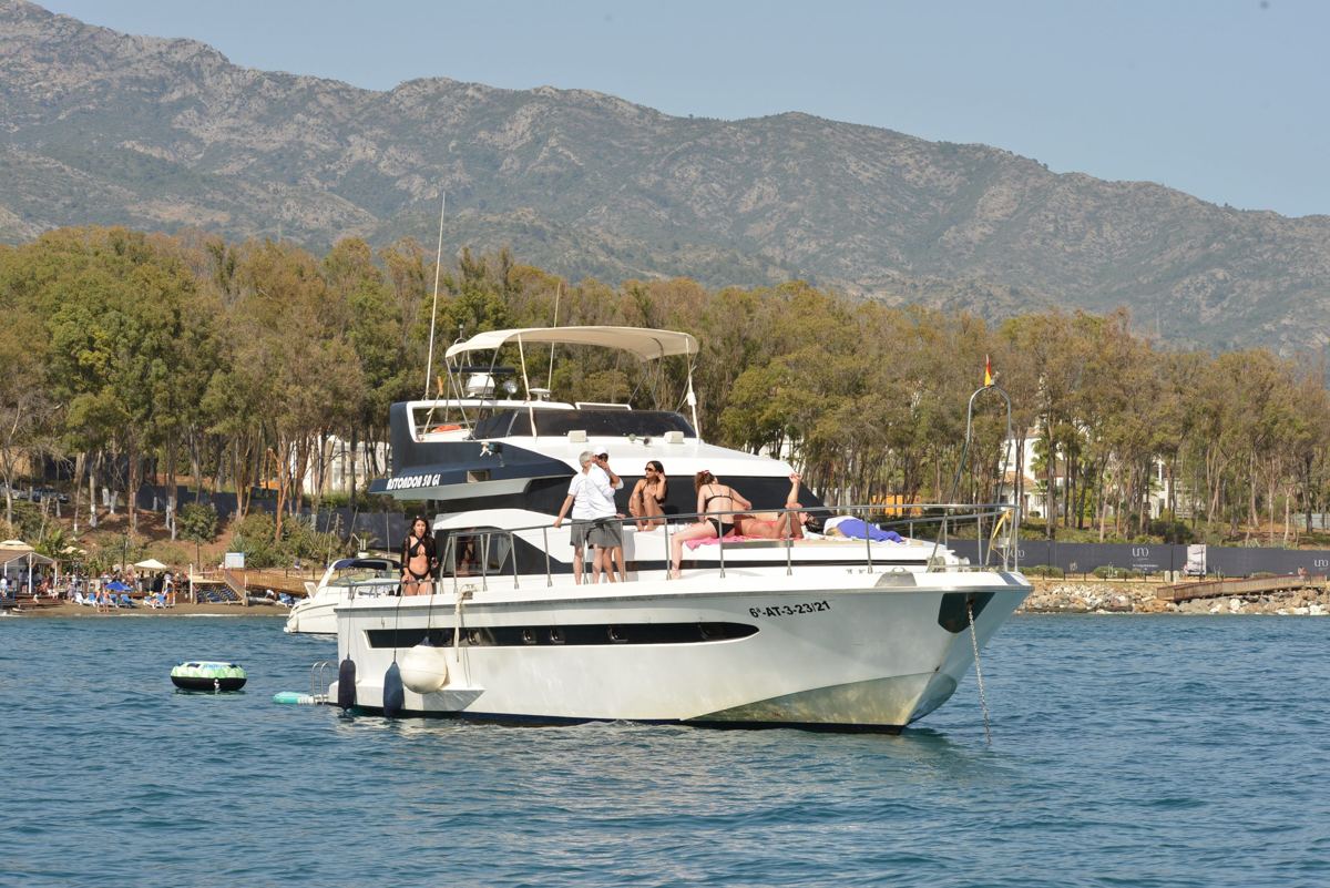 Astondoa 50 GL at anchor with guests on deck