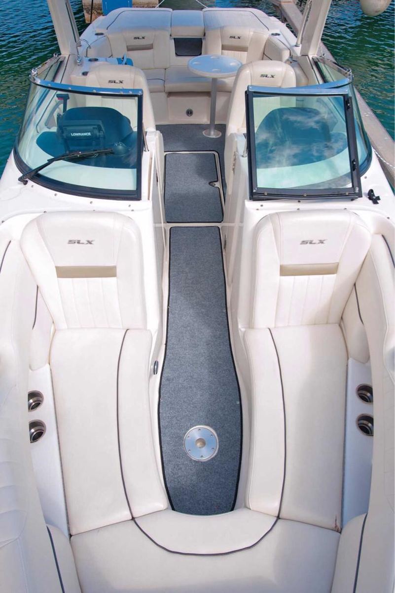 Sea Ray 250 SLX deck from the bow