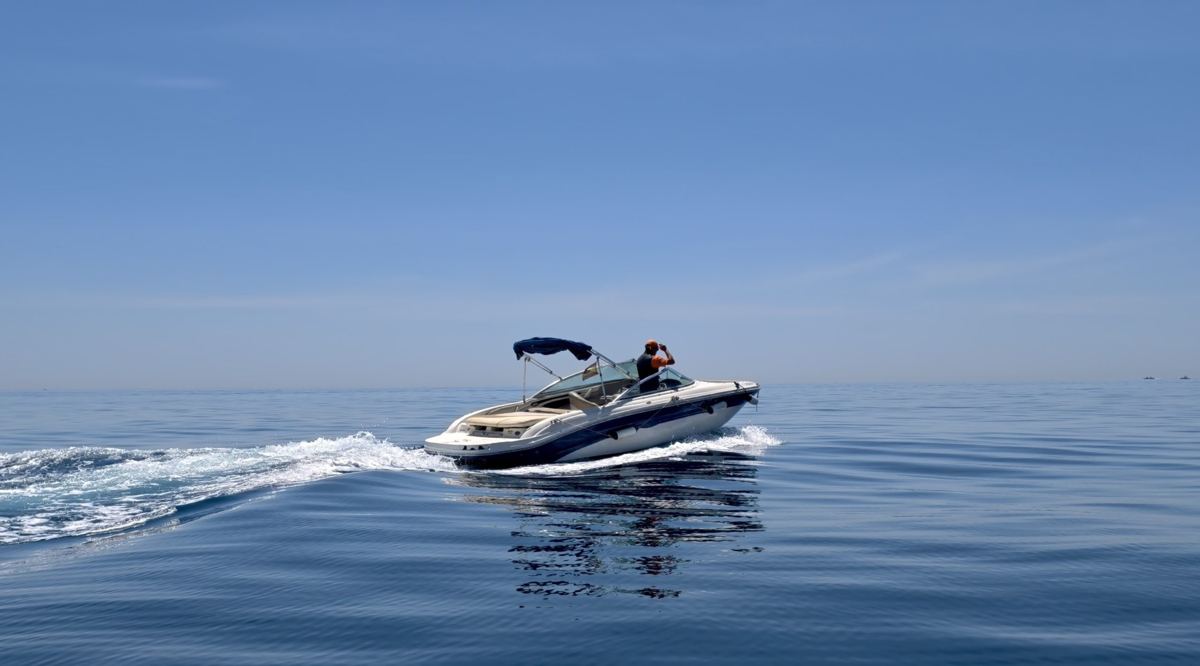 Sea Ray 200 Select under way